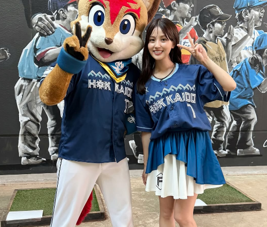 「くそーお似合いやんか！笑」美女スポーツグラドル、マスコットと”キュート2ショット”を披露！日ハムファン羨望の眼差し＆歓喜