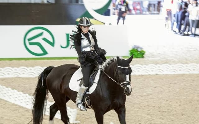 トラウデン直美がJRAホースショーでパフォーマンスを披露！