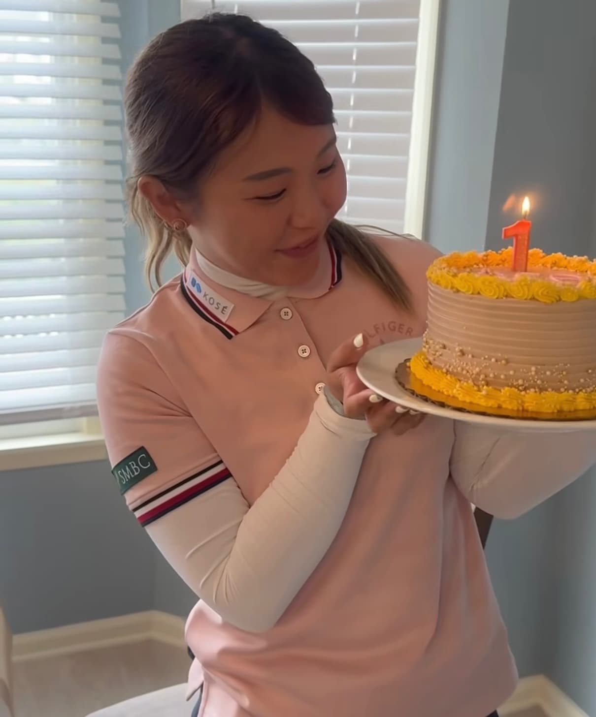 "自身初ホールインワン"を決めた吉田優利、お祝いケーキと笑顔でパシャリ！