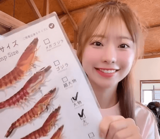 「活エビだいすき！」人気モデル、荒ぶる魂の”エビTショット＆ムービー”を披露！ファン驚愕「エビガチ勢やん！」