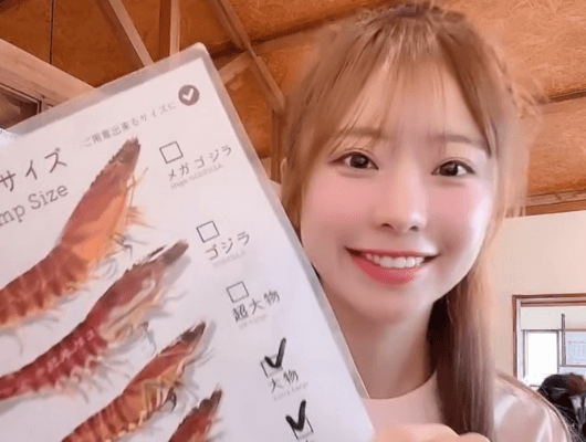 「活エビだいすき！」人気モデル、荒ぶる魂の”エビTショット＆ムービー”を披露！ファン驚愕「エビガチ勢やん！」