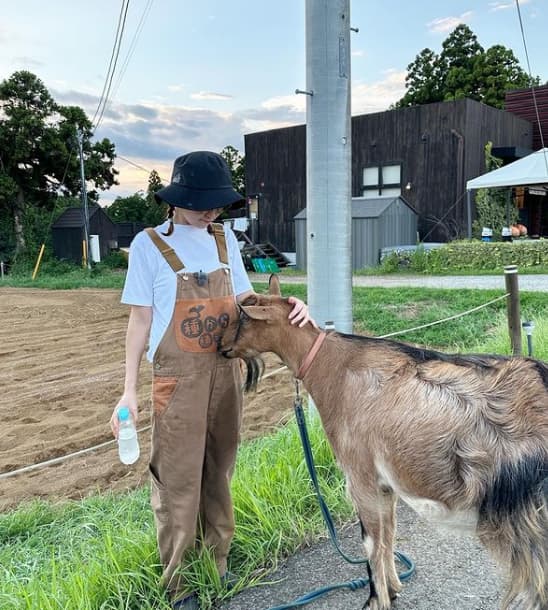 鈴木奈々、今日のパートナーはヤギさん！癒し効果バツグンのひとなつっこさにメロメロ！