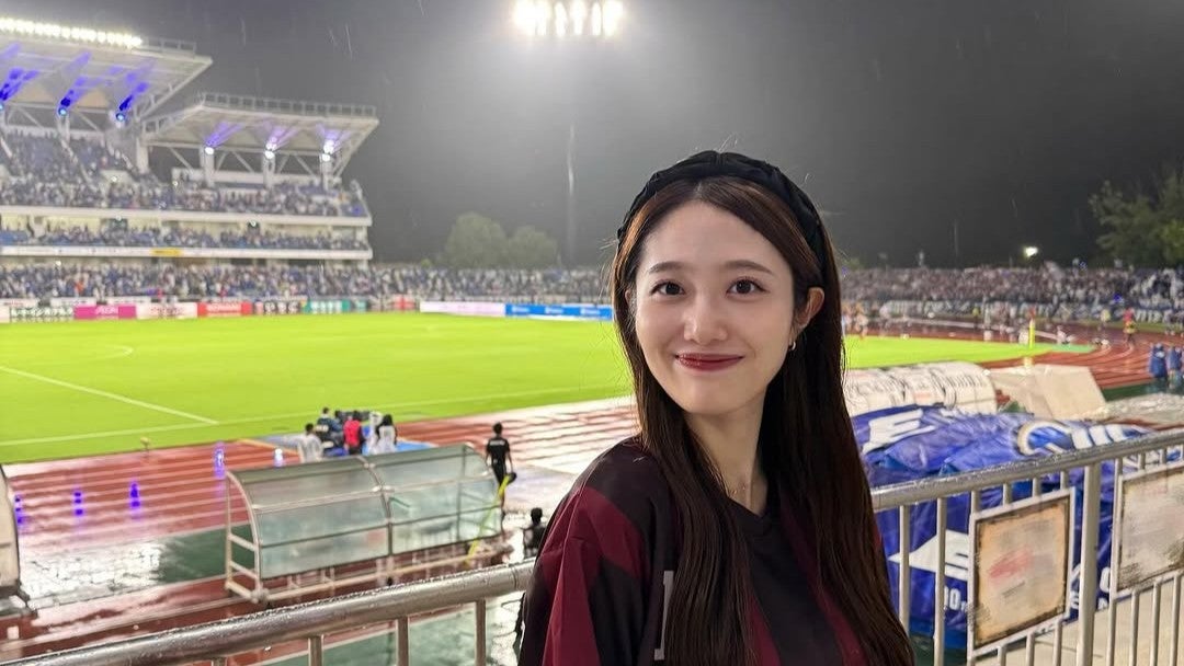 土砂降りも笑顔に…美女タレントが魅せた“雨中観戦”の一枚