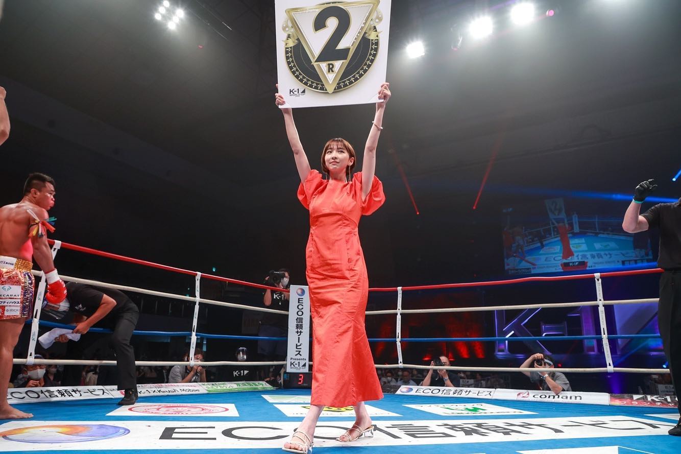 「麻里子様、カッコいいです❗️👍️」篠田麻里子さんのラウンドガールが話題に!!