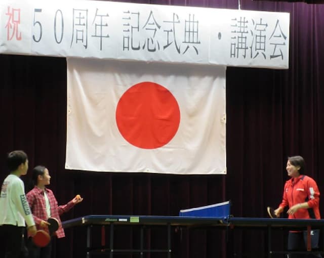 元卓球日本代表・平野早矢香　講演会で小学生と日の丸の前で卓球勝負！