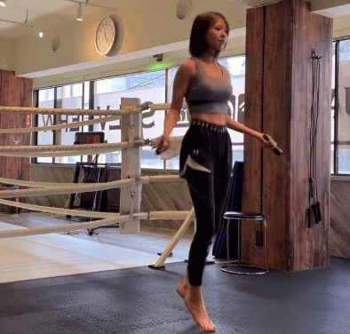 「めっちゃカッコいい」人気ラウンドガール、ジムで魅せた”キックボクシング・トレムービー”がクールだとファン見惚れる「かっこかわちい」