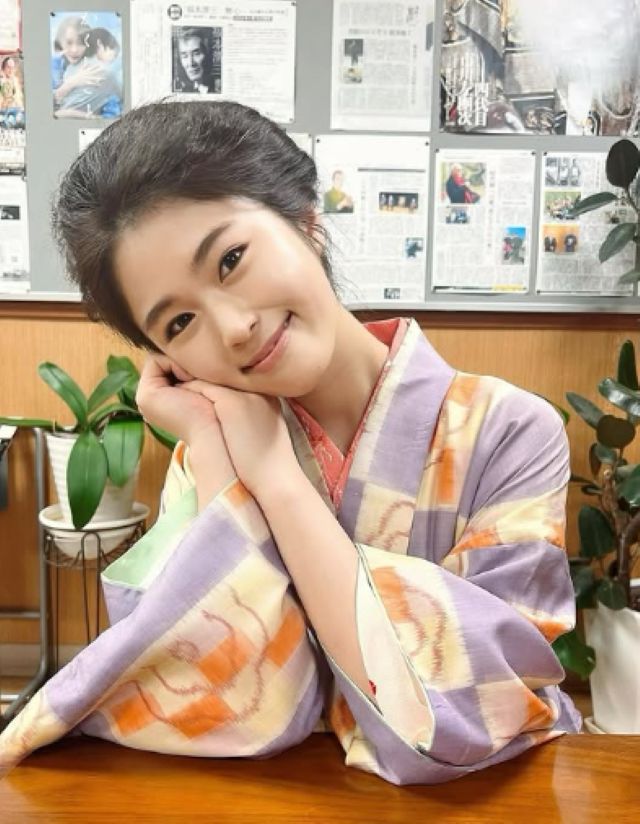 着物姿がレトロで可愛い！渋谷凪咲が花のれんのオフショットをファンに公開