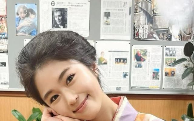 着物姿がレトロで可愛い！渋谷凪咲が花のれんのオフショットをファンに公開