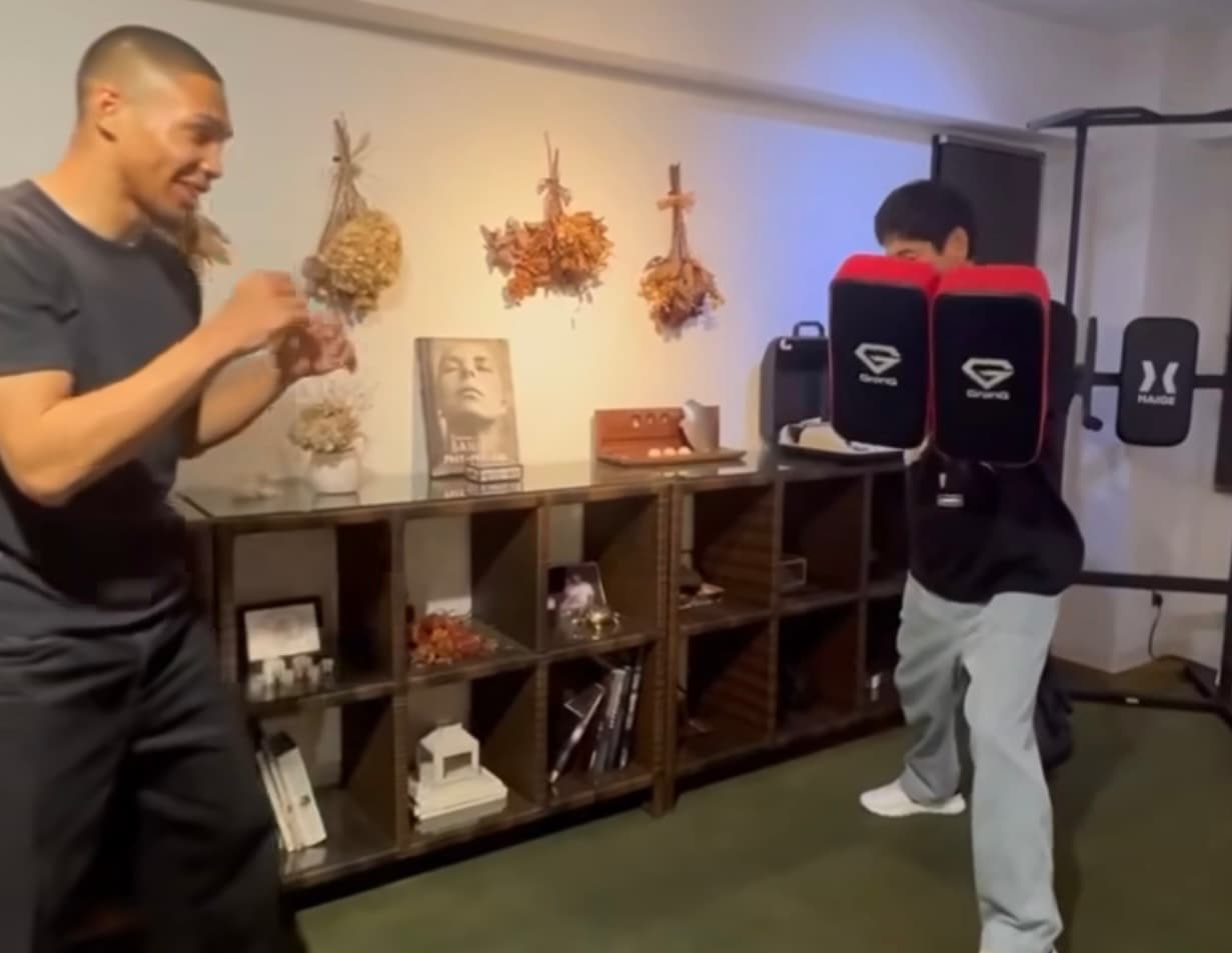 沢村一樹、元Krushウェルター級王者・アニンタアリの蹴りを受け止められる！？「うぁ…っ いたそ〜」