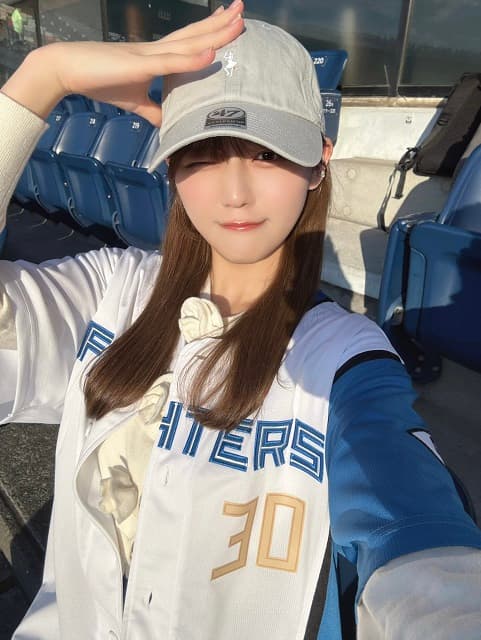 「可愛すぎて目立つて」イコラブ 髙松瞳がZOZOマリンスタジアムに降臨！日ハムユニ姿にファンから可愛いの嵐