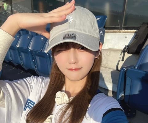「可愛すぎて目立つて」イコラブ 髙松瞳がZOZOマリンスタジアムに降臨！日ハムユニ姿にファンから可愛いの嵐