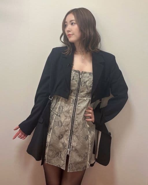 元AKB48・松井珠理奈、セクシーなヘビ柄のワンピースで2025年の抱負を語る！