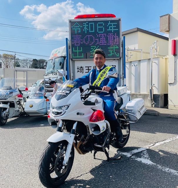 魔裟斗 白バイ隊員に?!制服姿公開し話題に