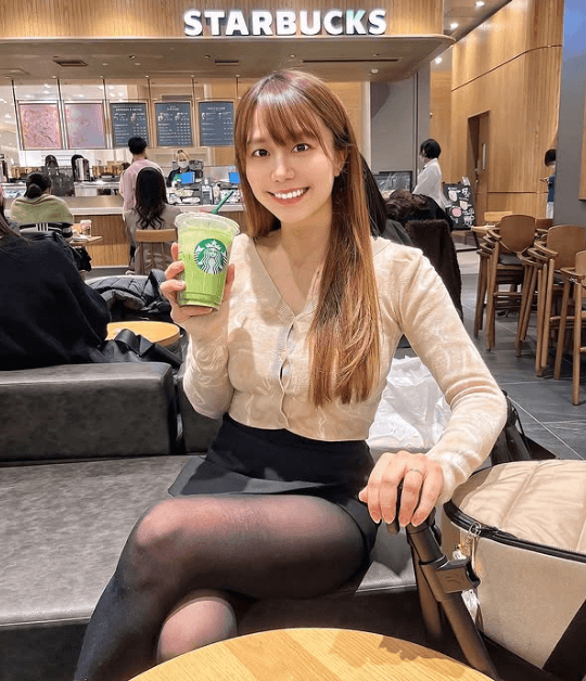 「スタイル抜群で綺麗」美女ママゴルファー、カフェで見せた”微笑み・限界美脚ショット”にファン熱視線！「お子さん2人いるように見えません」
