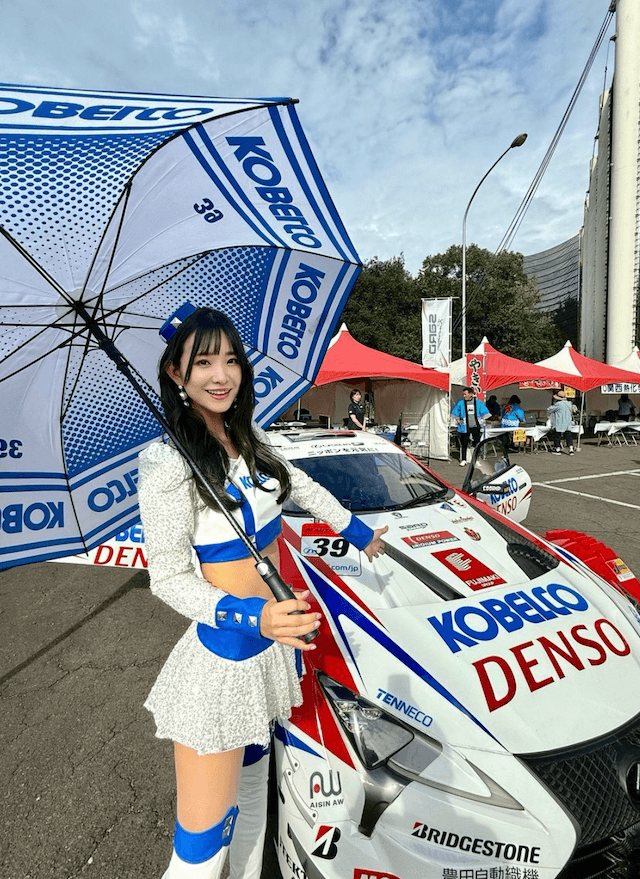 レースクイーン・西村いちか、完璧なスタイルとスマイルにファン歓喜！