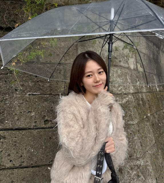 しっとり雨模様にぴったり…川口葵の“雨の日スナップ”がエモすぎる