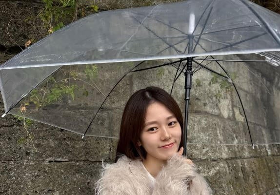 しっとり雨模様にぴったり…川口葵の“雨の日スナップ”がエモすぎる