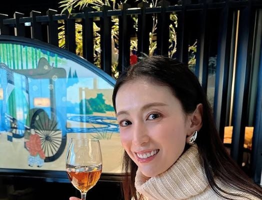 雛形あきこ、ワイングラス片手にオシャレに乾杯！でも飲んでいるのは◯◯◯！？