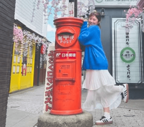 「可愛いすぎます」人気モデル、みろく横丁で見せた”花ざかりの乙女ショット”を披露！ファン夢心地「笑顔が最高にかわいい〜」