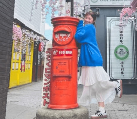 「可愛いすぎます」人気モデル、みろく横丁で見せた”花ざかりの乙女ショット”を披露！ファン夢心地「笑顔が最高にかわいい〜」