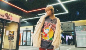 「着こなし天才すぎる！」新垣里沙、大きめ古着Tシャツの私服コーデが話題に