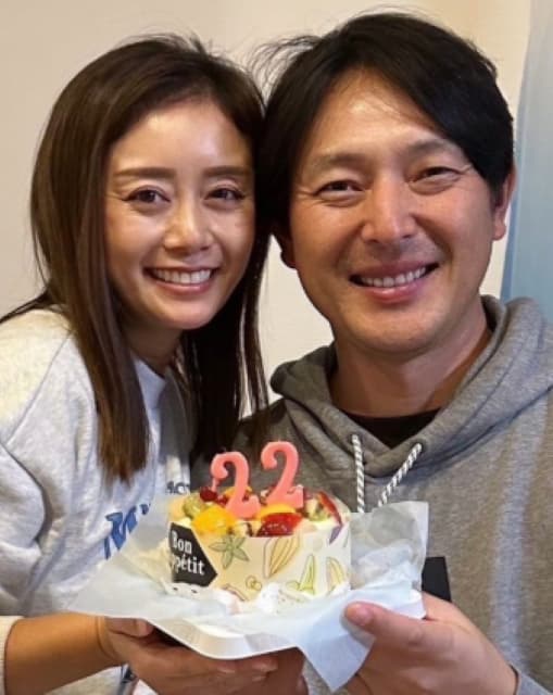 元プロ野球選手 岩隈久志、結婚22周年目を迎え「23年目も今ある幸せに感謝して過ごします」と妻とのツーショットを公開！