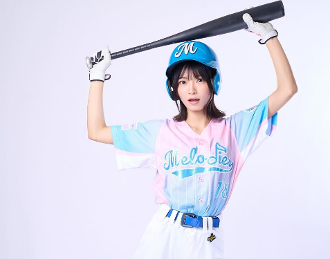 「色々と最強すぎる！」アイドル野球美女子、ユニ姿で魅せる”ハートストライク＆激カワバットフォト”にファンメロメロ状態！