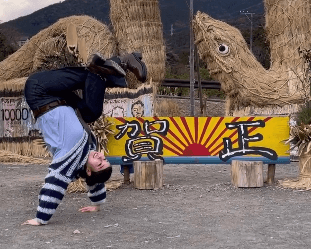 「可愛いと笑いが同時にきた」話題の美女、過去最高と大絶賛の”超大型ヘビバック・逆立ち”ムービーを披露！