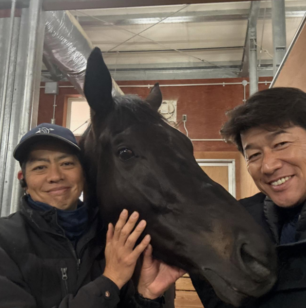三浦大輔、愛馬リーゼントジェイドと再会！日曜の中山競馬参戦へ「ヨ・ロ・シ・ク！！」
