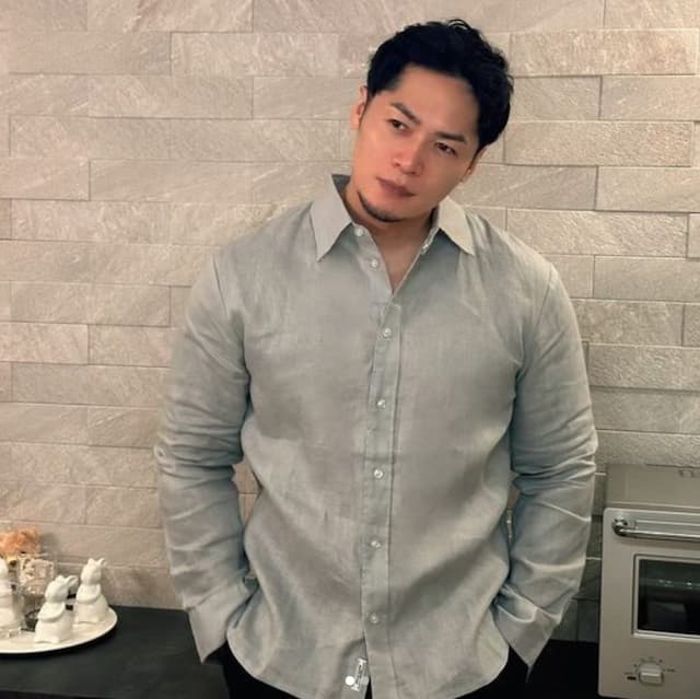 イケメン格闘家 飯田将成 　自身のブランドのリネンシャツ姿を披露