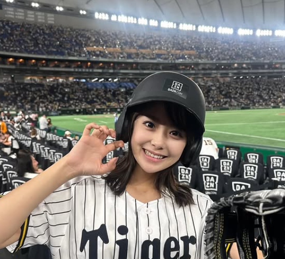 念願のエキサイトシート初体験！モデル・古川杏、阪神観戦で笑顔SHOT披露