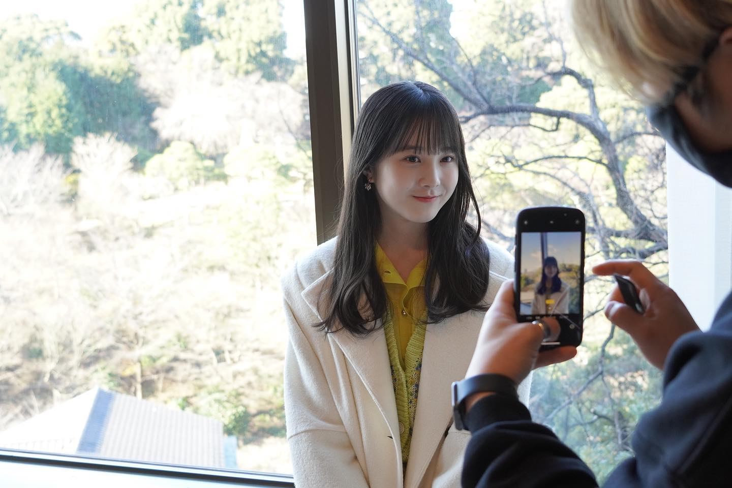 本田紗来が大人っぽすぎる美人ショットを公開し話題に😍「めちゃくちゃ可愛いです🎀🤍」