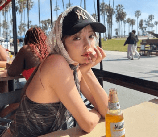 「お写真、とても素敵」美女ウォーキングティーチャー、ベニスの束の間を堪能！店内ショットの微笑みにファン夢中