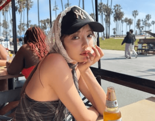 「お写真、とても素敵」美女ウォーキングティーチャー、ベニスの束の間を堪能！店内ショットの微笑みにファン夢中