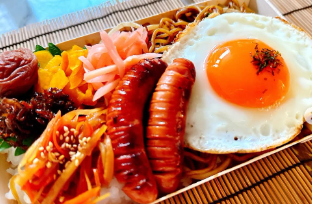 渡辺美奈代、焼きそば弁当を披露！「炭水化物×炭水化物」