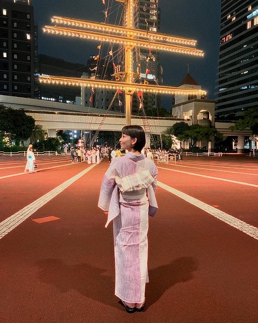 出水麻衣アナ、浴衣姿で船遊び！美しい後姿を披露