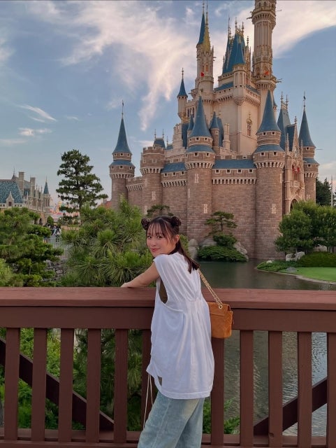 鈴木美羽、5年ぶりのディズニー再訪。シンデレラ城を前に「楽しかった」と笑顔のひととき