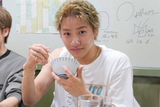 EXILE小森隼、茶碗片手に30歳の節目。TETSUYAと笑顔で迎える飾らない誕生日。