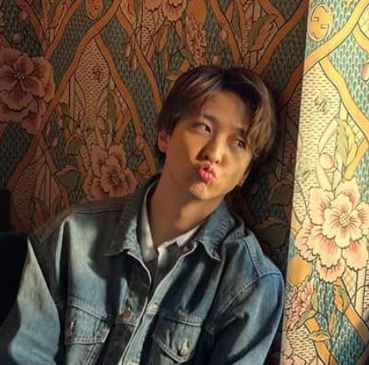 「また元カレ大喜利始まりますね」timelesz・寺西拓人、おしゃれなレコードバーで佇む姿を大公開！