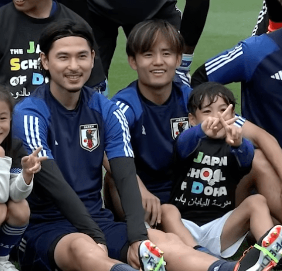 久保建英が“Kポーズ”を披露⚽️子どもの額にサインする場面も!?