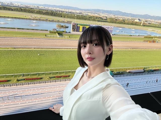 美人雀士 岡田紗佳が競馬番組に出演！競馬場からの美麗ショットを投稿