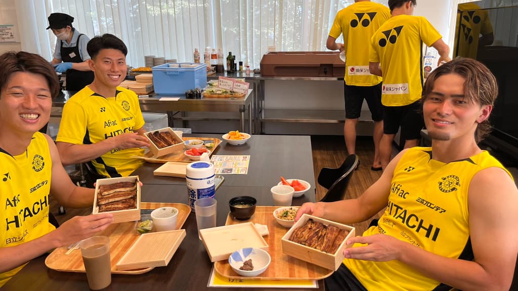 日本代表・細谷真大、「3連勝ごほうびうなぎ」に笑顔。 柏レイソル、リカルド監督の差し入れにクラブ内も好ムード。