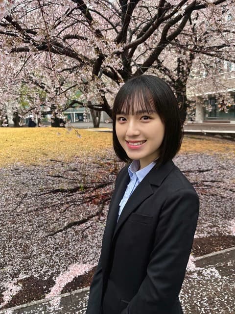 「お仕事もお勉強も頑張るぞ！」STU48 清水紗良が大学入学！ずぶ濡れ（？）スーツ姿を投稿