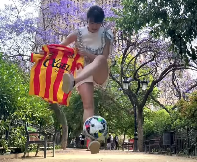「華麗な闘牛士にも見える！」女優兼任のサッカー美女、スペインで”ユニ手持ち・リフティングムービー”を披露！反響続々