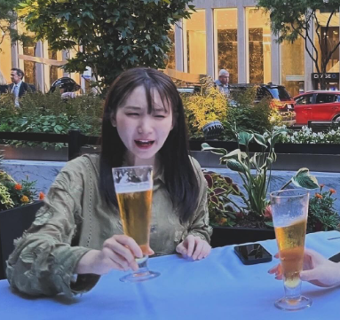 「うんまぁぁ！」国民的歌手が相方と一緒にNYで乾杯する姿を披露「いい飲みっぷり」「可愛過ぎんだろ」