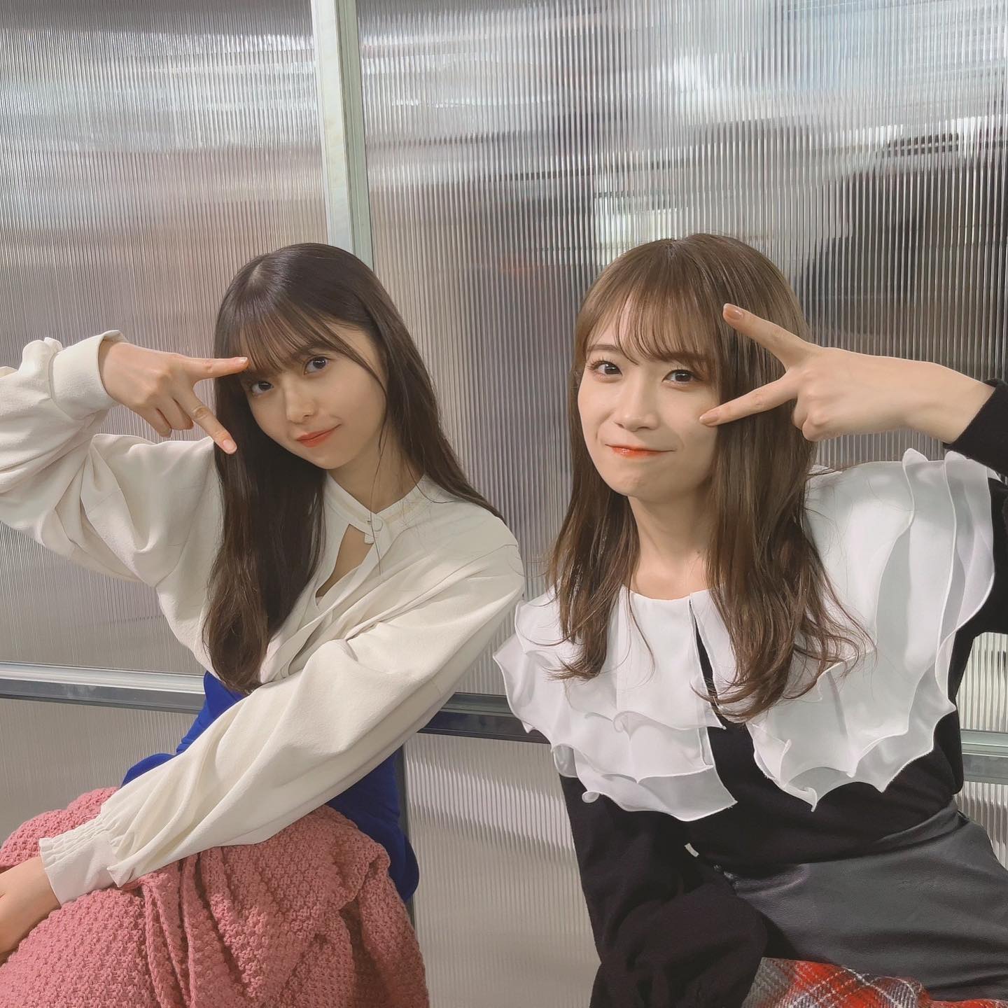 秋元真夏が年内卒業発表の齋藤飛鳥と2S✨1期生ショットに大反響💓