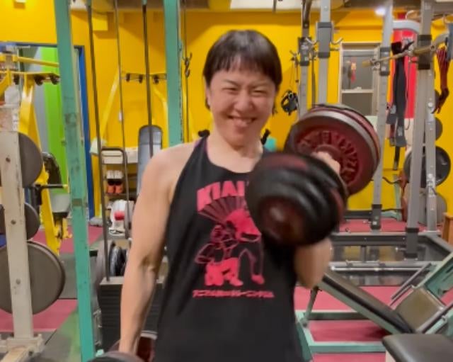 30kgダンベルカールに挑戦！浜口京子、筋トレの楽しさを語る