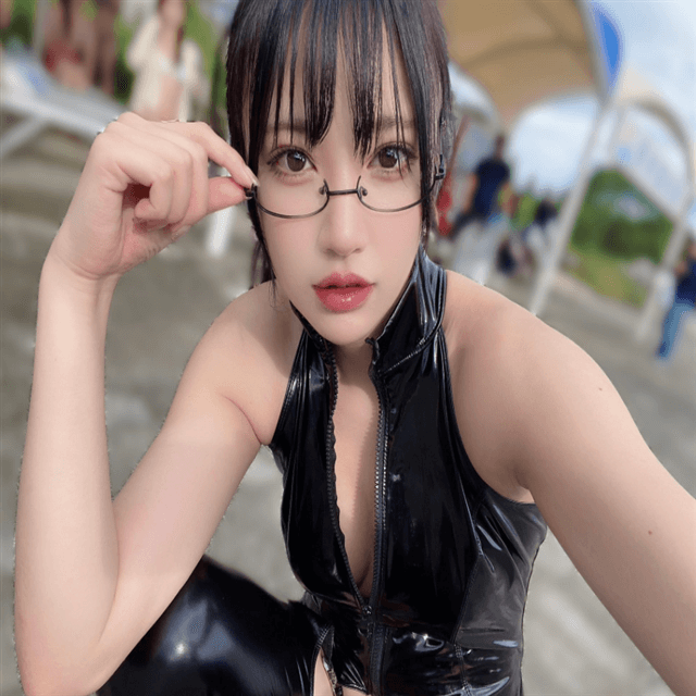 グラドル咲菜月”メガネコス”で「ジッパーを外し…」悩殺ショットにファン悶絶