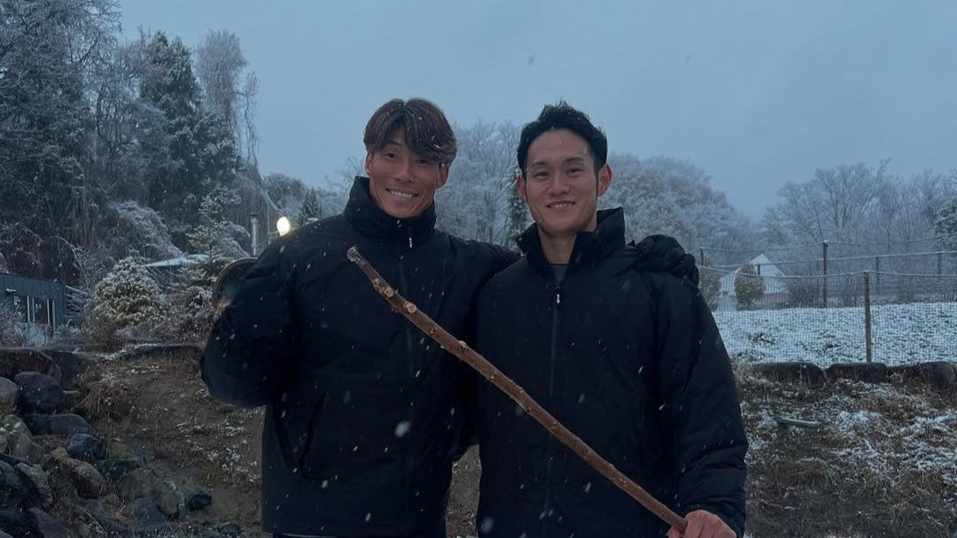 “真冬のオフショット”が話題…元プロ野球選手が見せた雪中での素振りシーン