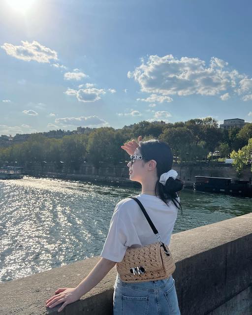 人気ガールズグループTWICE・ダヒョン🤍 パリでのソロショットを公開🇫🇷✨